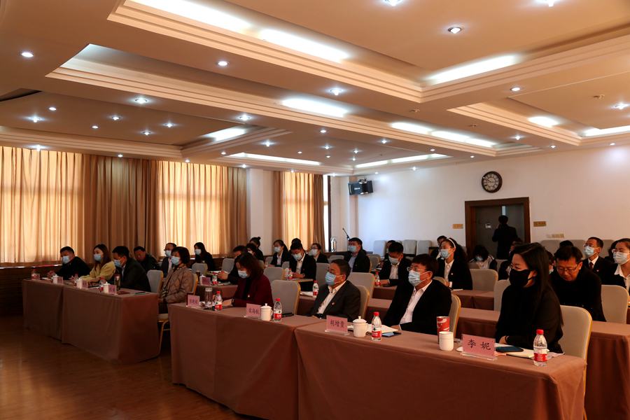 市教育局收听收看党的二十大 (2).jpg